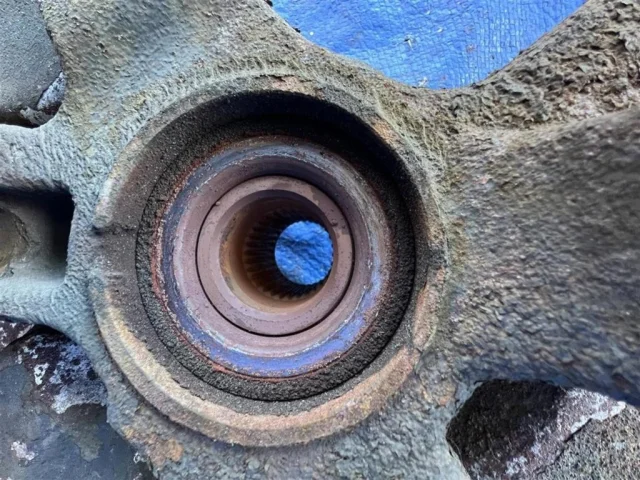 Кулак поворотный правый для Mazda CX 7 ER rest 2010-2012 на фотографиях