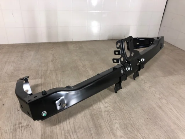 Усилитель переднего бампера для Mitsubishi Pajero Sport KS0W 2016+ на фотографиях