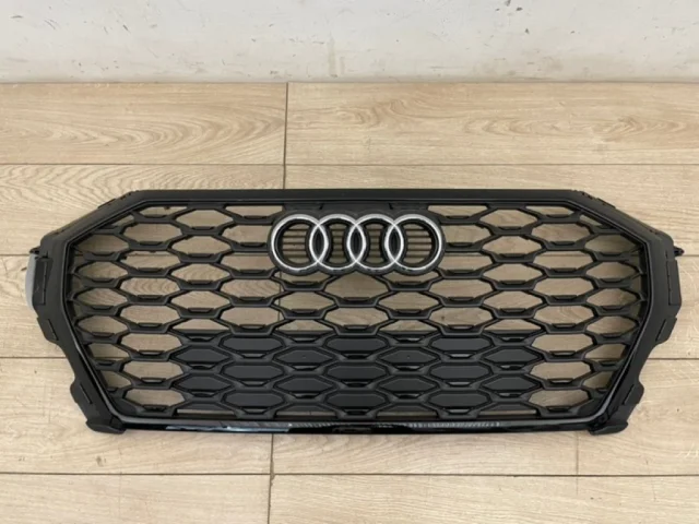 Решетка радиатора для Audi Q3 F3 2018+ на фотографиях