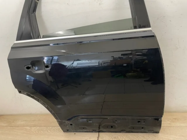 Дверь задняя правая для Audi Q7 4M 2015+ на фотографиях