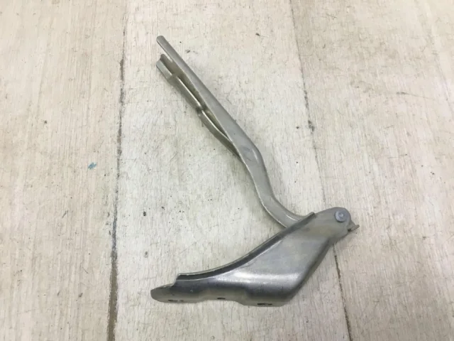 Петля капота левая для Skoda Rapid I rest NH3 2017-2020 на фотографиях