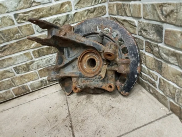 Кулак задний левый для Audi Q7 4L 2005-2015 на фотографиях