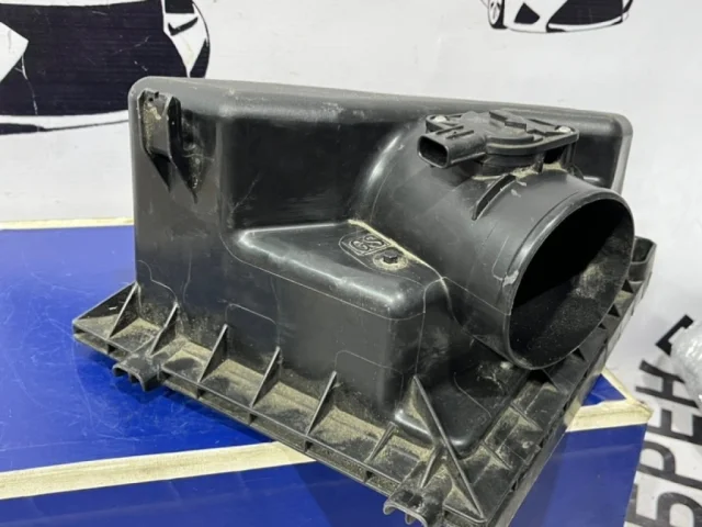 Корпус воздушного фильтра для Toyota RAV4 XA40 rest 2015-2019 на фотографиях