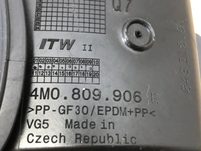 Лючок топливного бака для Audi Q7 4M 2015+ на фотографиях