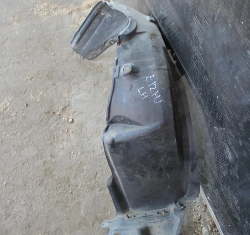 Крылья для Toyota Corolla E120/E130 Хэтчбек 2001-2007 на фотографиях