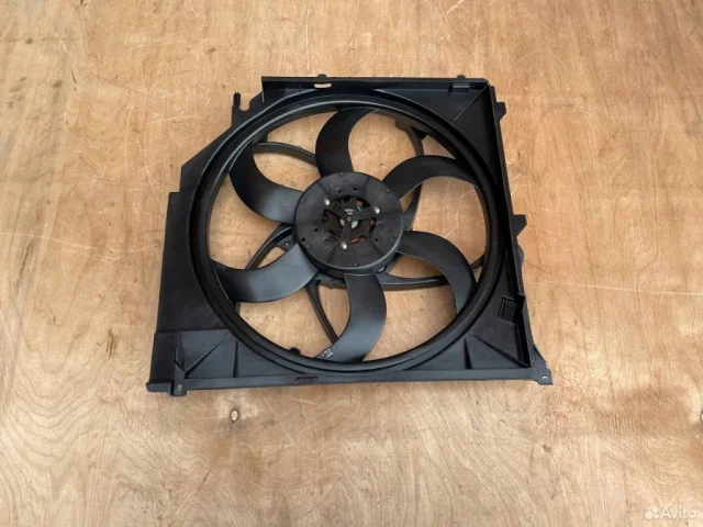 Вентилятор радиатора охлаждения ДВС для BMW X3 Е83 2003-2010 на фотографиях