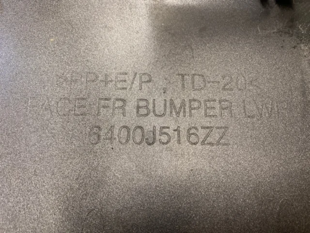 Накладка переднего бампера для Mitsubishi Pajero Sport KS0W 2016+ на фотографиях