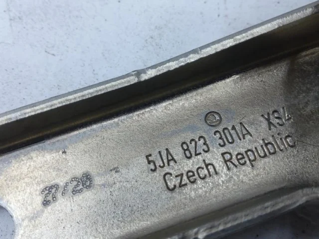 Крепление петли капота для Skoda Rapid I rest NH3 2017-2020 на фотографиях