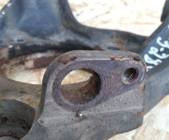 Кулак задний левый для Mitsubishi Pajero V90 5dr rest I 2011-2015 на фотографиях