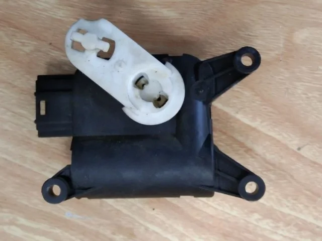 Мотор отопителя для Volkswagen Passat (B6, Typ 3C) 2005-2010 на фотографиях