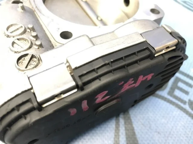 Дроссельная заслонка для Mercedes-Benz C class W204 2007-2014 на фотографиях