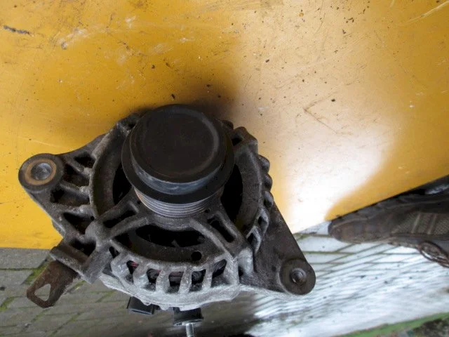 Генератор для Toyota Corolla E140/E150 Седан 2006-2013 на фотографиях