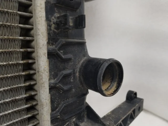 Радиатор охлаждения ДВС для Chevrolet Cruze 1 J300 2009-2015 на фотографиях