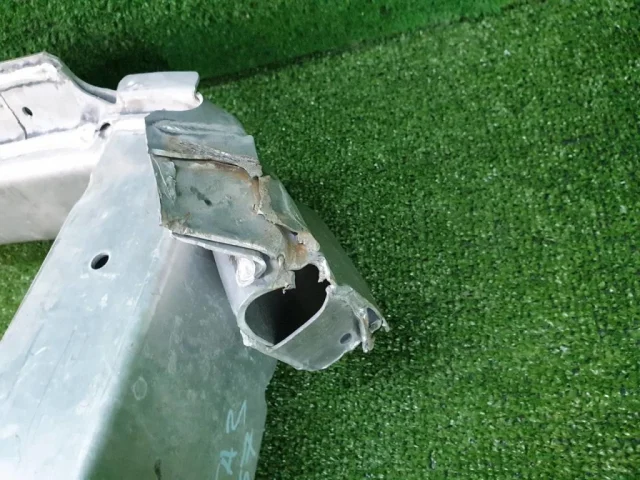 Усилитель бампера передний верхний для Audi Q7 4M 2015+ на фотографиях