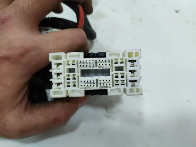 Проводка моторного отсека для Hyundai Solaris 1 рестайлинг 2014-2017 на фотографиях