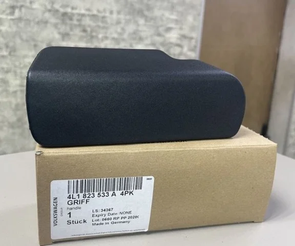 Ручка открывания капота для Audi Q7 4L 2005-2015 на фотографиях