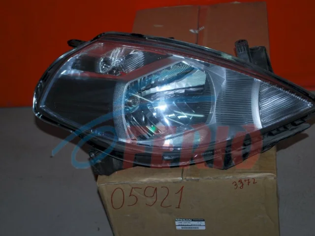 Фары для Nissan Tiida C11 Хэтчбек 2007-2014 на фотографиях