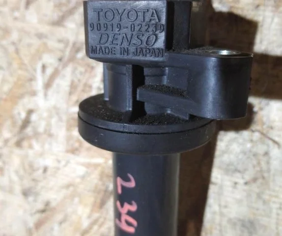 Катушка зажигания для Toyota Corolla E120/E130 Хэтчбек 2001-2007 на фотографиях
