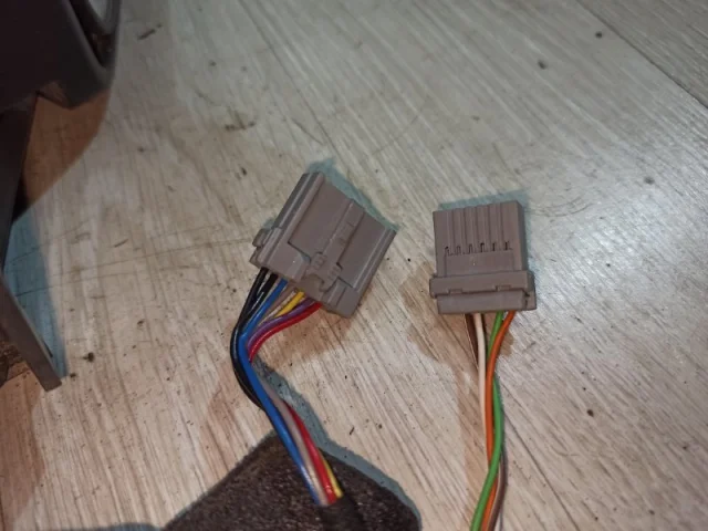 Стекла и зеркала для Nissan Qashqai J10 2006-2013 на фотографиях