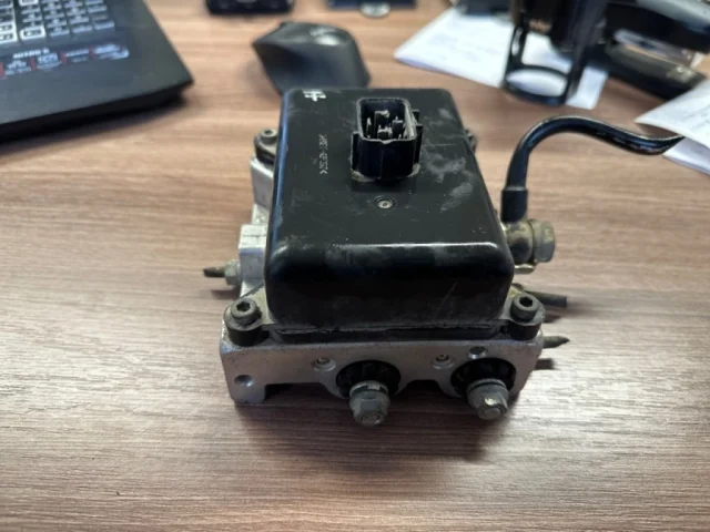 Блок клапанов пневмоподвески для Lexus LX J200 2007-2015 на фотографиях