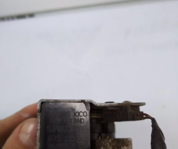 Замок капота для Skoda Rapid I rest NH3 2017-2020 на фотографиях