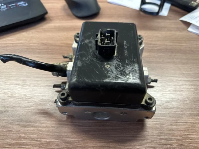 Блок клапанов пневмоподвески для Lexus LX J200 2007-2015 на фотографиях