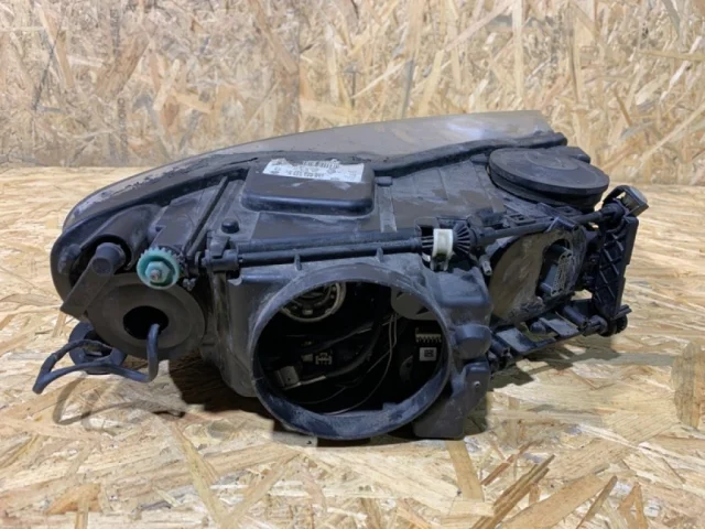 Фара ксенон левая для Volkswagen Touareg I (7L) 2002-2010 на фотографиях