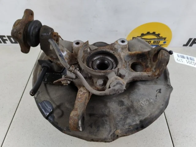 Кулак поворотный левый для Mitsubishi Pajero V90 5dr 2006-2011 на фотографиях