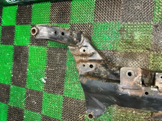 Подрамник двигателя для Nissan Almera Classic B10 2006-2012 на фотографиях