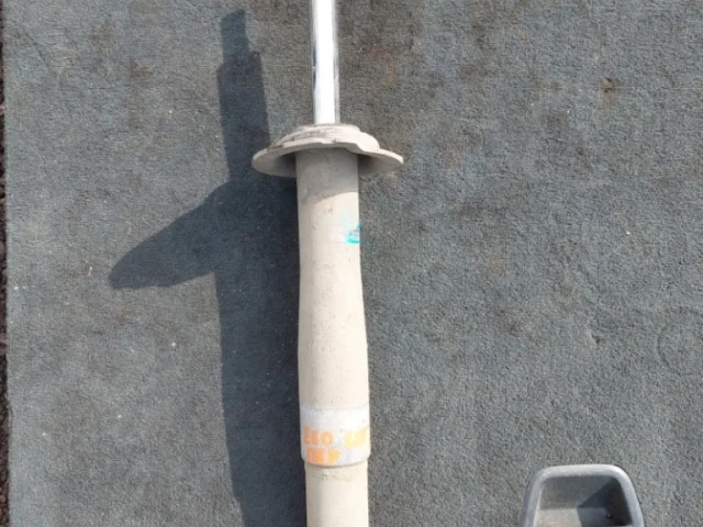 Амортизатор передний левый для BMW 5er Е60 2003-2010 на фотографиях