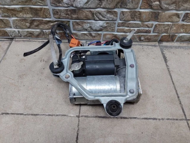 Компрессор пневмоподвески задний для BMW X5 Е70 2006-2013 на фотографиях