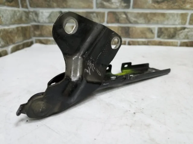 Петля капота левая для Audi Q3 8U 2011-2019 на фотографиях