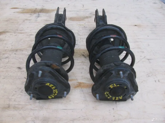 Амортизатор передний левый для Toyota Avensis Универсал T250 2003-2008 на фотографиях