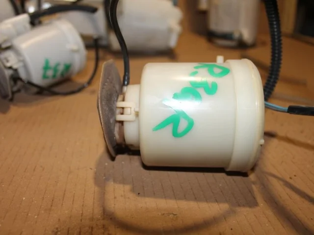 Топливный насос для Toyota RAV4 XA30 2005-2012 на фотографиях