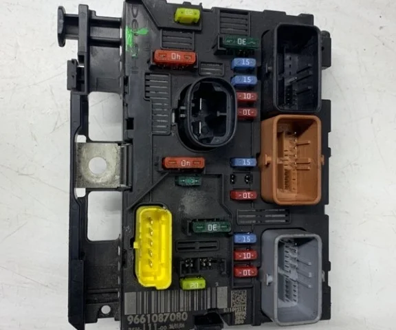 Корпус блока предохранителей для Citroen C4 Хэтчбек 2004-2011 на фотографиях