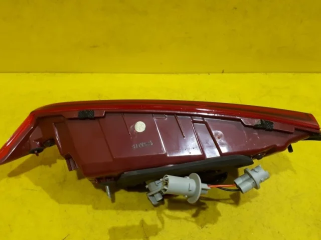 Фонарь внутренний левый для Hyundai Solaris 2 (2017-2022) на фотографиях