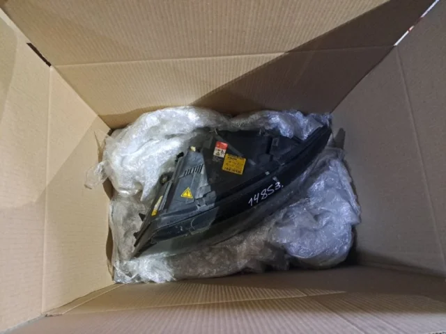 Усилитель переднего бампера для Volvo C30 MK 2006-2013 на фотографиях