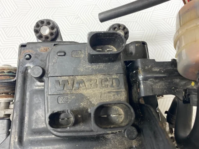 Компрессор пневмоподвески задний для Audi Q7 4L 2005-2015 на фотографиях