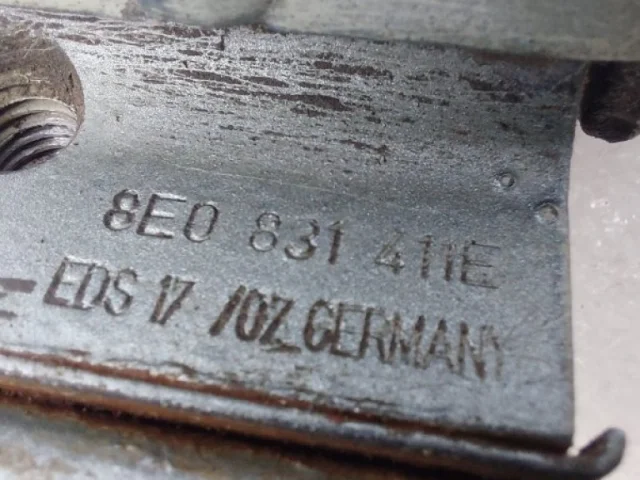 Петля двери задняя левая нижняя для Audi Q7 4L 2005-2015 на фотографиях