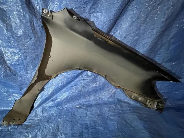 Крылья для Toyota Corolla E120/E130 Седан 2000-2007 на фотографиях