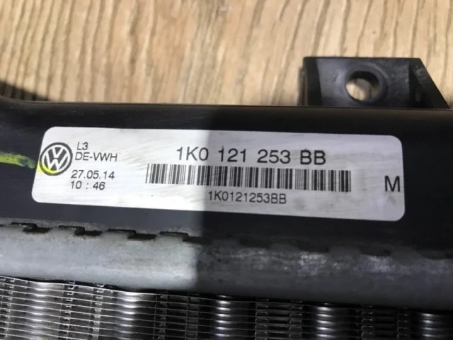 Радиатор охлаждения ДВС для Volkswagen Golf VI (5K) 2008-2012 на фотографиях