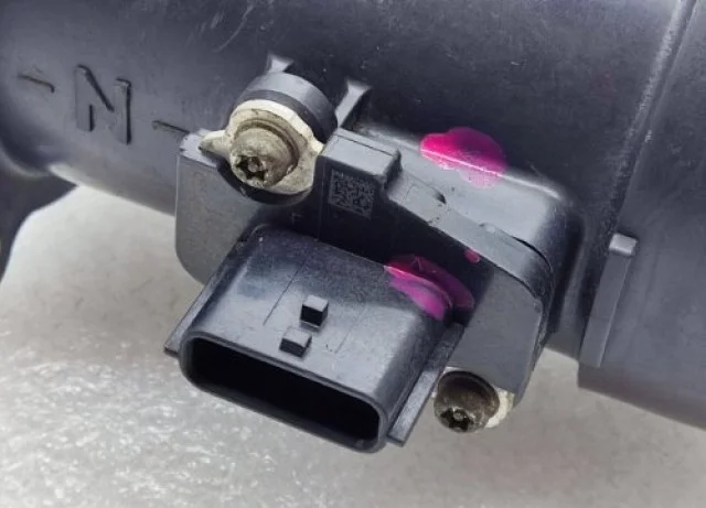 Датчик массового расхода воздуха для Nissan X-Trail T30 RU 2001-2007 на фотографиях