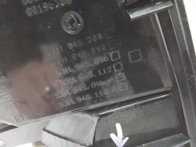 Фонарь внешний правый для Skoda Rapid I rest NH3 2017-2020 на фотографиях