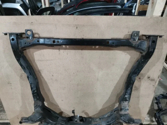 Подрамник двигателя для Opel Mokka 2012-2016 на фотографиях