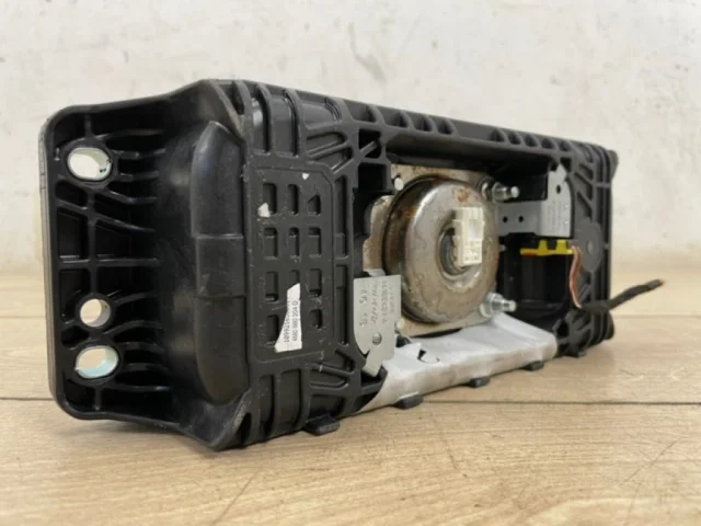 Подушка безопасности пассажира для Audi Q7 4M 2015+ на фотографиях