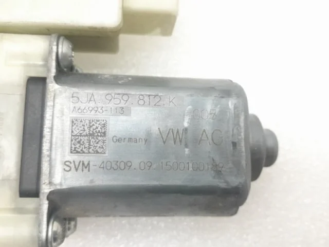 Мотор стеклоподъемника передний правый для Skoda Rapid I rest NH3 2017-2020 на фотографиях