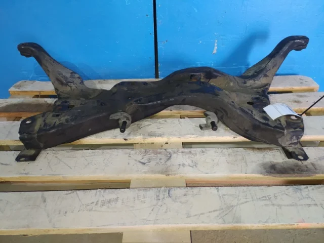 Подрамник двигателя для Mitsubishi Outlander 1 CU0W 2002-2009 на фотографиях