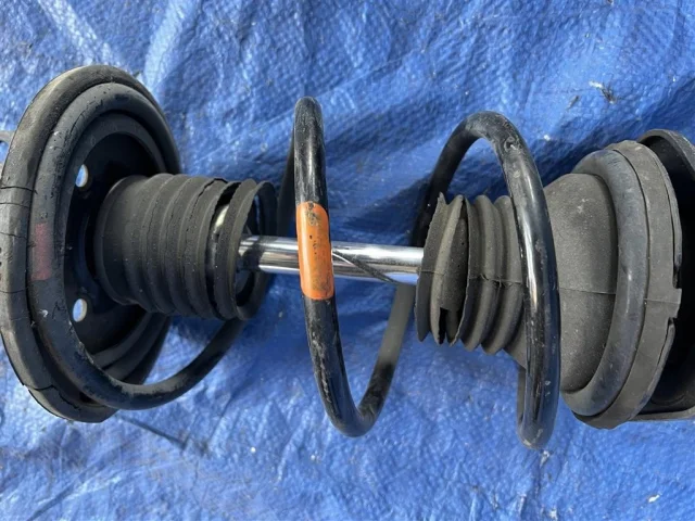 Амортизатор передний левый для Toyota Corolla E120/E130 Седан 2000-2007 на фотографиях