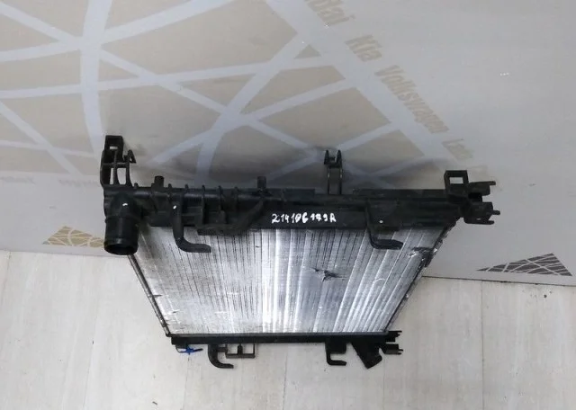 Радиатор охлаждения ДВС для Renault Sandero 5S 2012-2018 на фотографиях