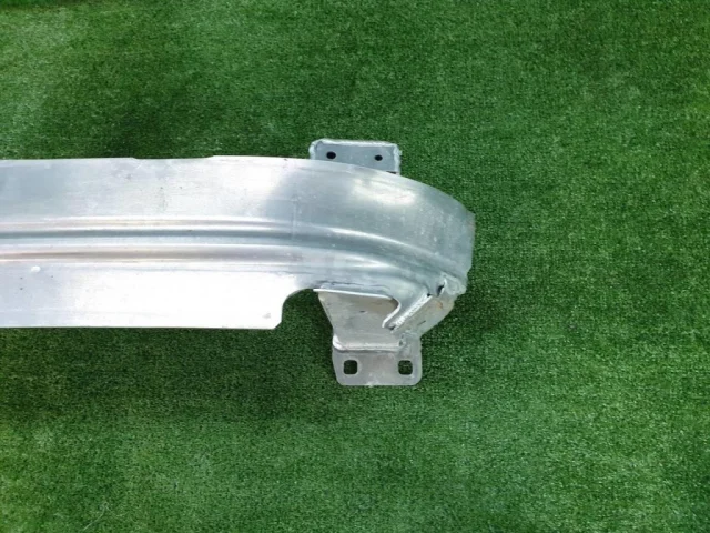 Усилитель бампера передний верхний для Audi Q7 4M 2015+ на фотографиях